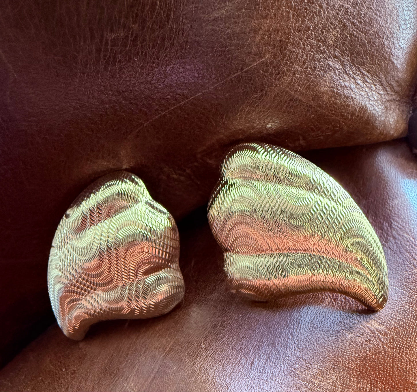 Vintage Avon Chunky Gold Tone Ribbed Swirl Sea Shell Clip On Earrings