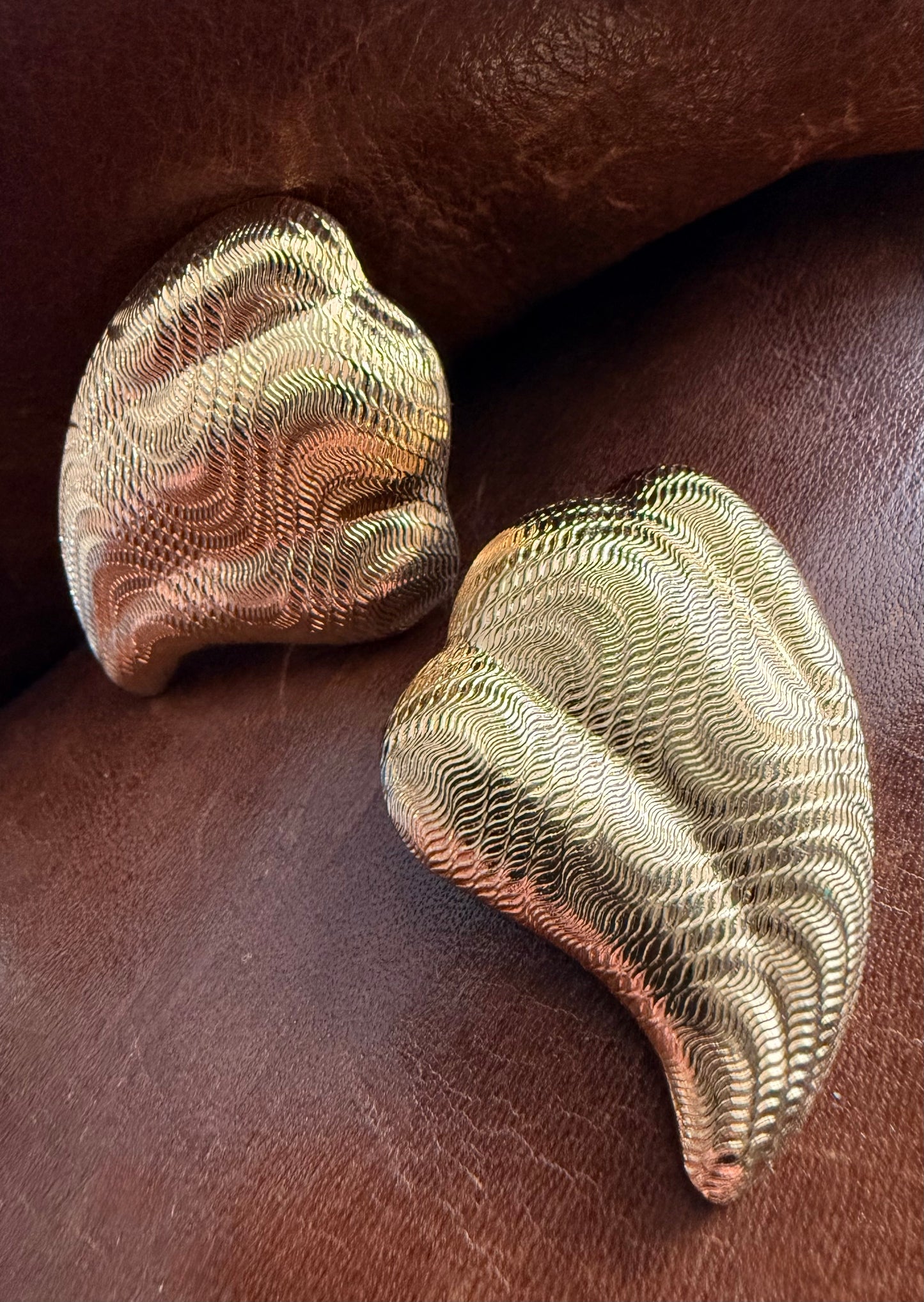 Vintage Avon Chunky Gold Tone Ribbed Swirl Sea Shell Clip On Earrings
