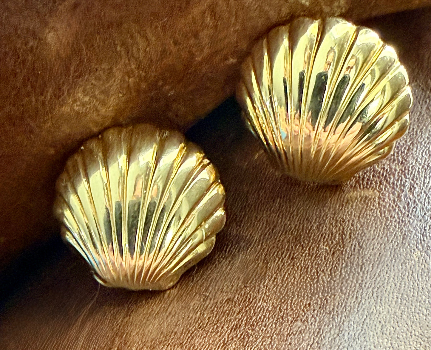 Vintage Gold Tone Seashell Clip On Earrings