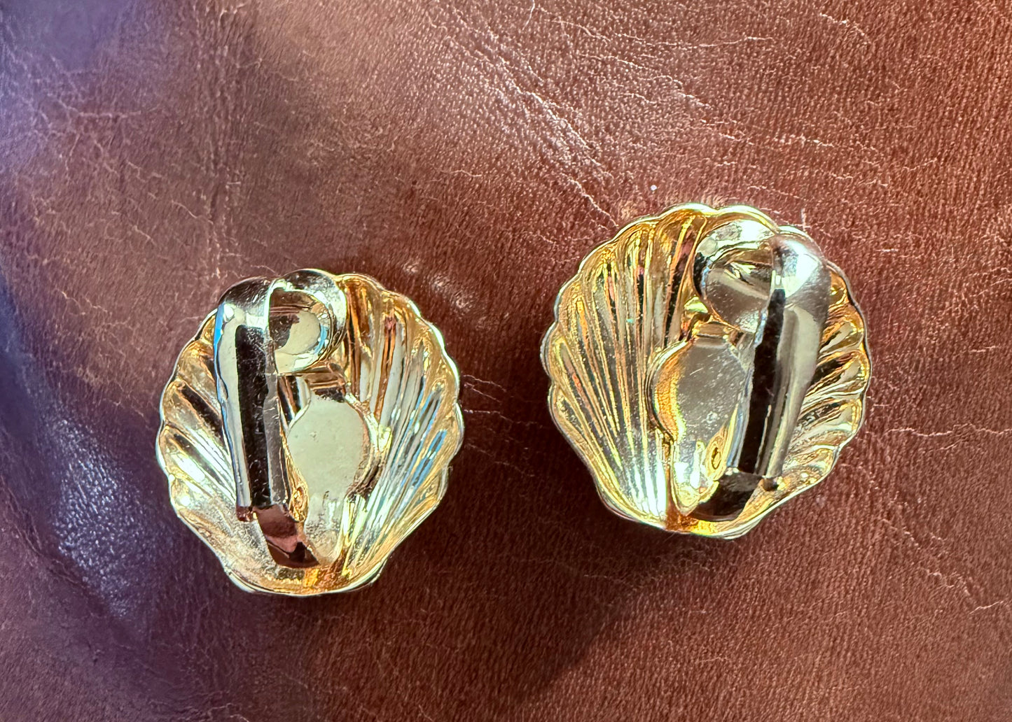 Vintage Gold Tone Seashell Clip On Earrings